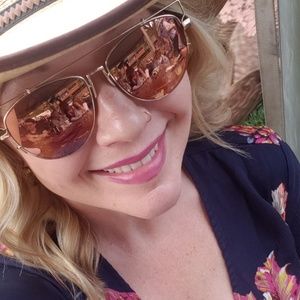 Meet your Posher, Danielle